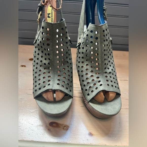 Guess Green Wedges with Modern Elegance - Picture 2 of 10